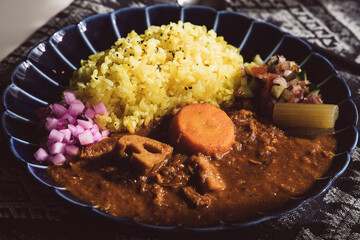 チキンスパイスカレーとターメリックライス