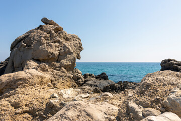 Fototapeta na wymiar view of rocky area by the sea