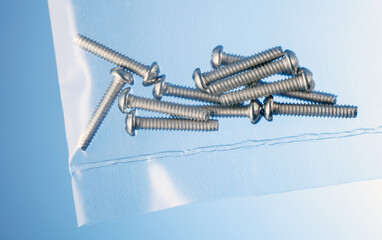 Gewindeschrauben in einer Plastiktüte
thread screws in a plastic bag