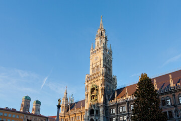 Fototapeta na wymiar Neues Rathaus am Marienplatz in München zur Weihnachtszeit, Deutschland