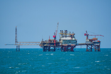 Fototapeta na wymiar Oil or gas drilling platform