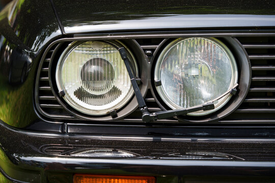 Two round headlights with a wiper