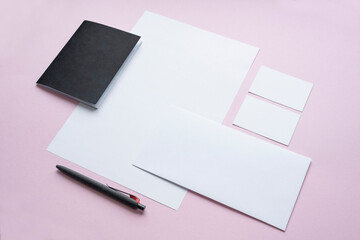 Geschäftsausstattung, Business Unterlagen auf pinkem Hintergrund