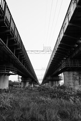 川にかかる鉄道橋の高架下