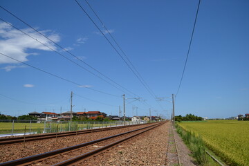 画面奥へと続く鉄道のレール