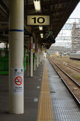 列車のいない鉄道のプラットフォーム