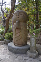 手を合わせた姿の仏像