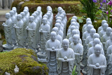 規則正しく並ぶたくさんの仏像