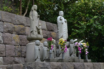 同じ方向を見ている複数の仏像