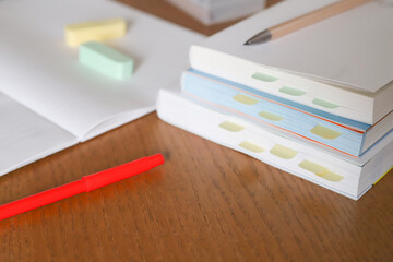 赤ペンと参考書　勉強イメージ