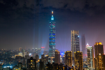 Fototapeta na wymiar 象山煙火平台から見る台北101と信義区の夜景