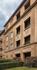 Fototapeta premium Denkmalgeschützte Hausfassade mit Ornamentschmuck im Berliner Rheingauviertel
