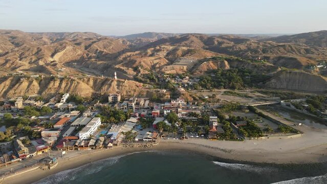 Costa de la playa y mar