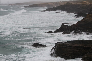 Océan Atlantique vagues sur rochers Portugal