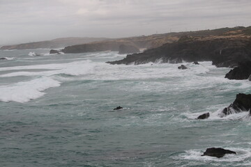Fototapeta na wymiar Océan Atlantique vagues sur rochers Portugal