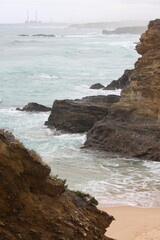 Océan Atlantique vagues sur rochers Portugal