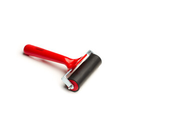 Rodillo de grabado sobre un fondo blanco liso y aislado. Vista de frente y de cerca. Copy space