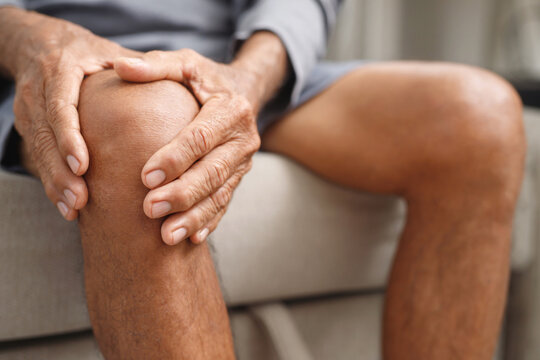 Osteoarthritis is more common in the elderly. Causes knee pain, swelling, redness, stiffness in the knee, clinging noise in the knee.