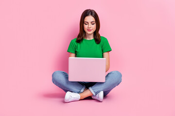 Naklejka premium Full length photo of sweet shiny lady dressed green t-shirt chatting instagram twitter isolated pink color background