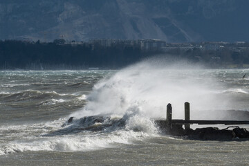 les embruns de la grosse vague sur la jetèe, vent fort lac Léman