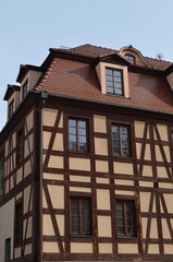 Kamienica szachulcowa z czerwonym dachem © Ewa