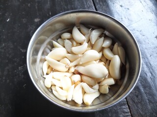 Garlic (Allium sativum) is a species in the onion genus, Allium. has been used as both a food flavoring and a traditional medicine. It is native to Central Asia.