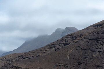 Vista panorámica de un paisaje desértico y volcánico con dos volcanes inactivos en un día muy...