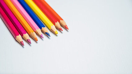 Naklejka premium Lápices de colores aislados sobre fondo blanco. De vuelta a la escuela.