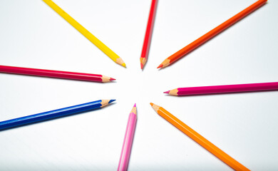 Lápices de colores sobre fondo blanco. Regreso a la escuela 