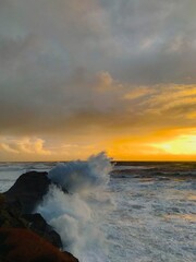 Coucher de soleil sur l'océan avec vagues
