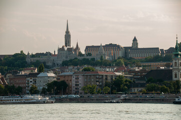 Obraz premium Buildings, boats and the Danube River in Budapest