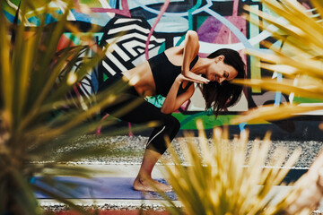 Obraz na płótnie Canvas Group of sporty people and Yoga teacher doing yoga outdoor