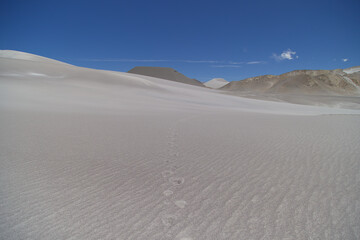 Fototapeta na wymiar The white dunes of Pumice near the volcanoes in the Puna Aregentina