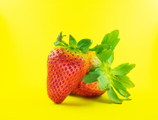 morangos bem maduro com folha em um fundo  amarelo