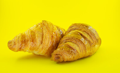 2 croissant com fundo amarelo