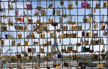Obraz premium Eiffel tower and love lock