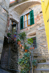 Malerische Gasse in einem ligurischen Dorf, Italien.