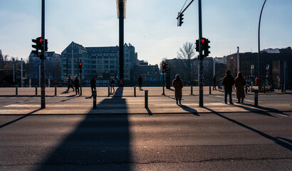 rotes Signal an einer Fußgängerampel, Friedrichshain, Berlin, Deutschland - obrazy, fototapety, plakaty