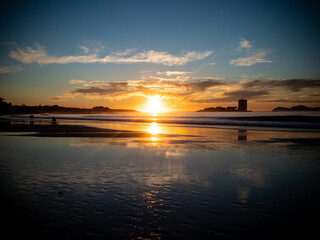 Fototapeta na wymiar Puesta de sol a la orilla del mar