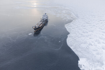 Ship for transporting petroleum products in Arctic waters