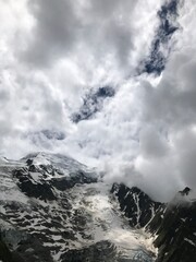 Montagne enneigée au milieu des nuages