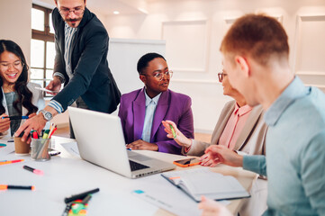Obraz premium Multiracial business group of people having a meeting in an office