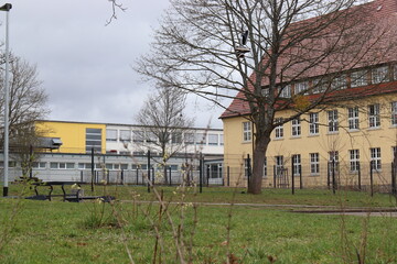 Schulhaus. Schulgebäude. Schulhof.