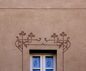 Flores grabadas junto a la ventana