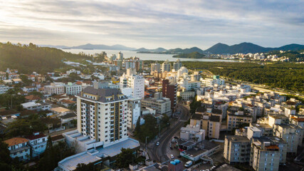 Paisagem Urbana Cidade Florianopolis Centro Trindade Itacorubi Beira Ilha Mar Baía Norte Morro da Cruz Prédios Arquitetura Engenharia Urbanismo Santa Catarina Por do Sol Drone Aérea
