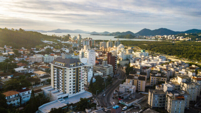 Paisagem Urbana Cidade Florianopolis Centro Trindade Itacorubi Beira Ilha Mar Ba&iacute;a Norte Morro da Cruz Pr&eacute;dios Arquitetura Engenharia Urbanismo Santa Catarina Por do Sol Drone A&eacute;rea