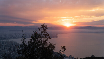Paisagem Urbana Cidade Florianopolis Centro Trindade Itacorubi Beira Ilha Mar Baía Norte Morro da Cruz Prédios Arquitetura Engenharia Urbanismo Santa Catarina Por do Sol Drone Aérea