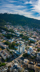 Naklejka premium Paisagem Urbana Cidade Florianopolis Centro Trindade Itacorubi Beira Ilha Mar Baía Norte Morro da Cruz Prédios Arquitetura Engenharia Urbanismo Santa Catarina Por do Sol Drone Aérea 
