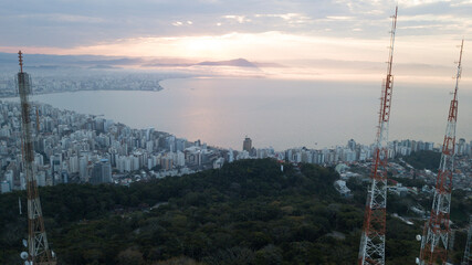 Fototapeta premium Paisagem Urbana Cidade Florianopolis Centro Trindade Itacorubi Beira Ilha Mar Baía Norte Morro da Cruz Prédios Arquitetura Engenharia Urbanismo Santa Catarina Por do Sol Drone Aérea 