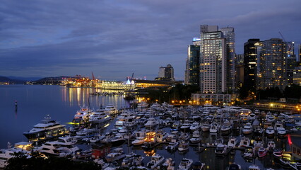 Le centre-ville et la marina Coal Harbour à Vancouver au Canada durant la nuit